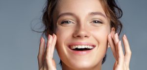 LineaVerde Naturkosmetik Header Frau lachen schmal