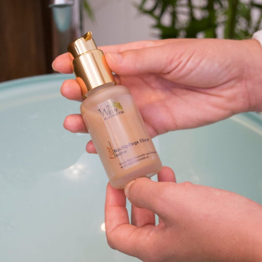 Weinkosmetik FUeNF fettfreie Nachtpflege Anwendung Produktbild 01